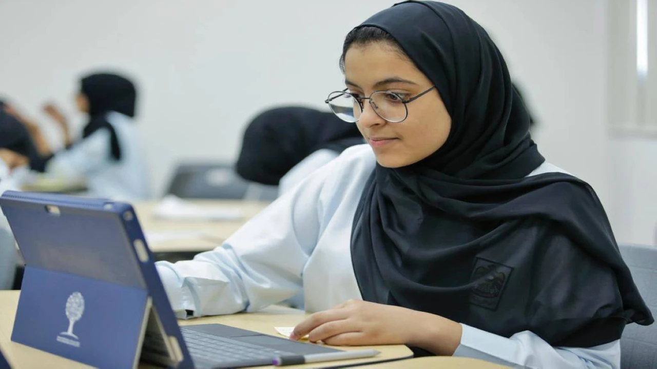 مدارس إماراتية تشدد على مراجعة بيانات طلبة الثاني عشر قبل النتائج
